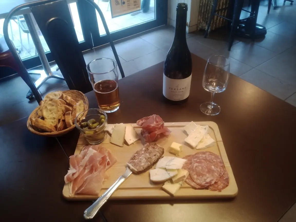 planche-charcuterie-fromage-bistrot-le-ronceray-angers Planche apéritive avec charcuterie, fromages et vin – bar Le Ronceray à Angers