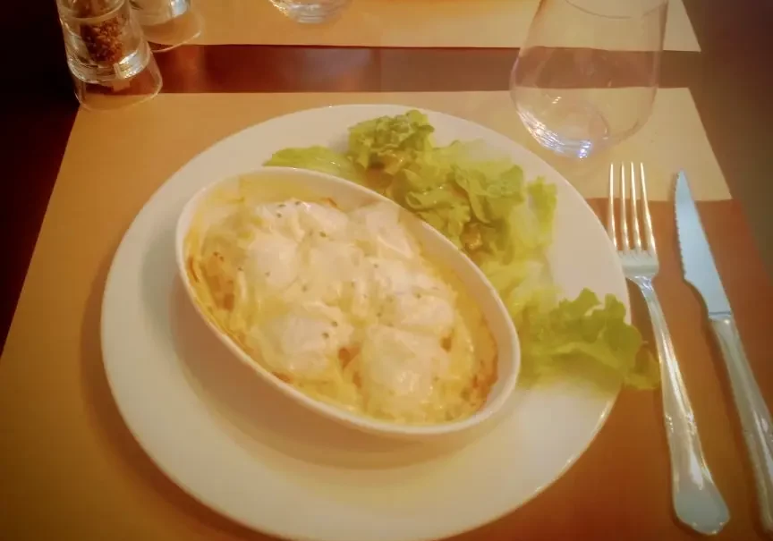 plat-gratine-bistrot-le-ronceray-angers Plat gratiné maison avec salade – restaurant Le Ronceray à Angers